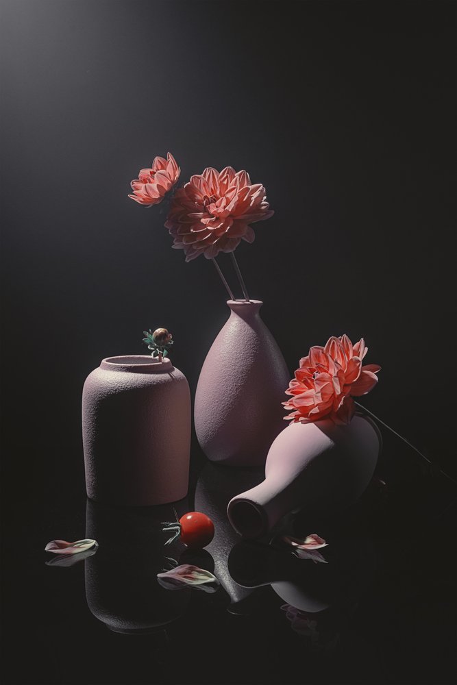 Stilleben med blommor i dämpad rosa av Lydia Jacobs
