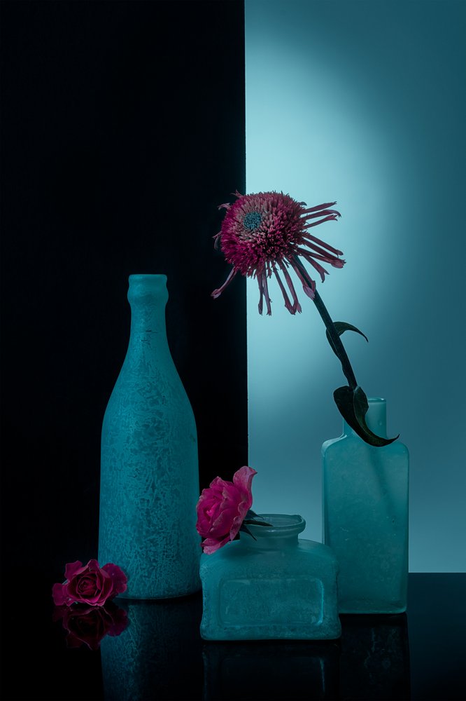 Turkosa flaskor med blommor av Lydia Jacobs