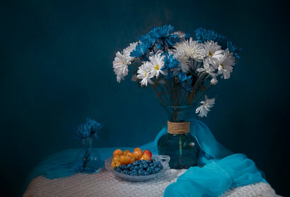 Fruktskål i blågrönt med blommönster av Lydia Jacobs