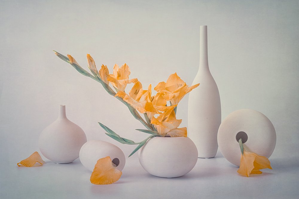 Gula blommor i vita vaser av Lydia Jacobs