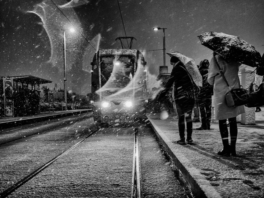 Spårvagn i snöfall av Maciej Przeklasa