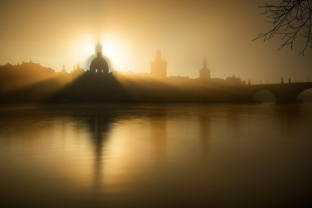 Gyllene morgondimma i Prag av Marek Kijevský