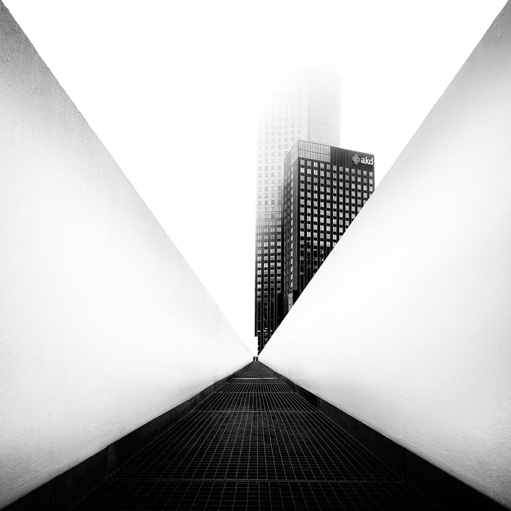 Monochrome City Pathway av Marek Kijevský