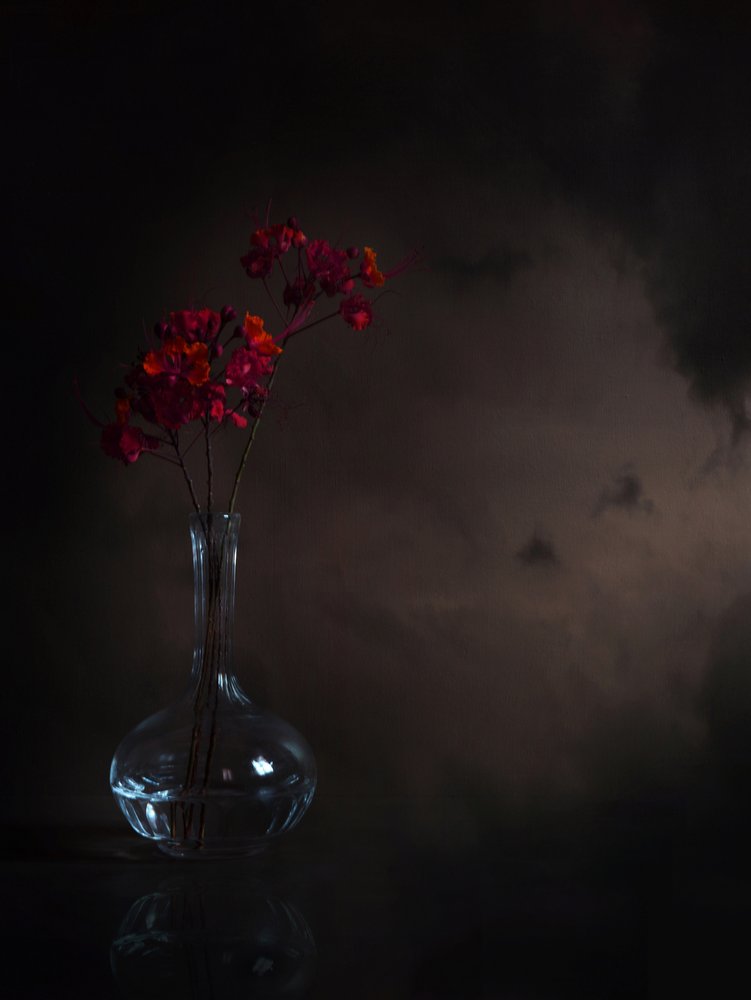 Stämningsfulla röda blommor av Margaret Halaby