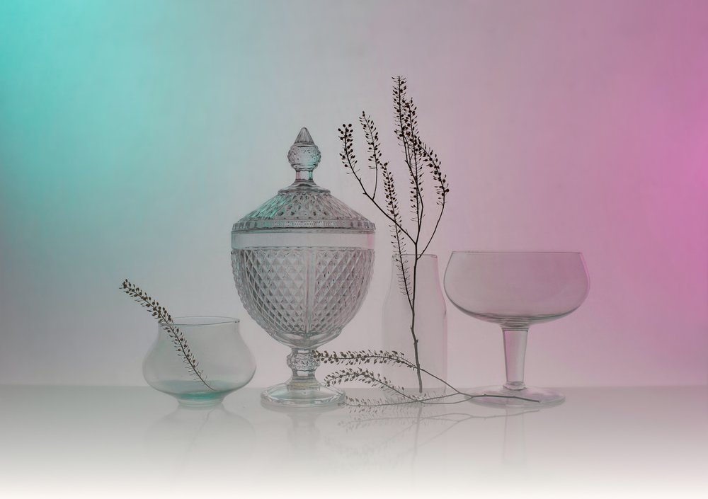 Elegant stilleben med glasföremål av Margareth Perfoncio