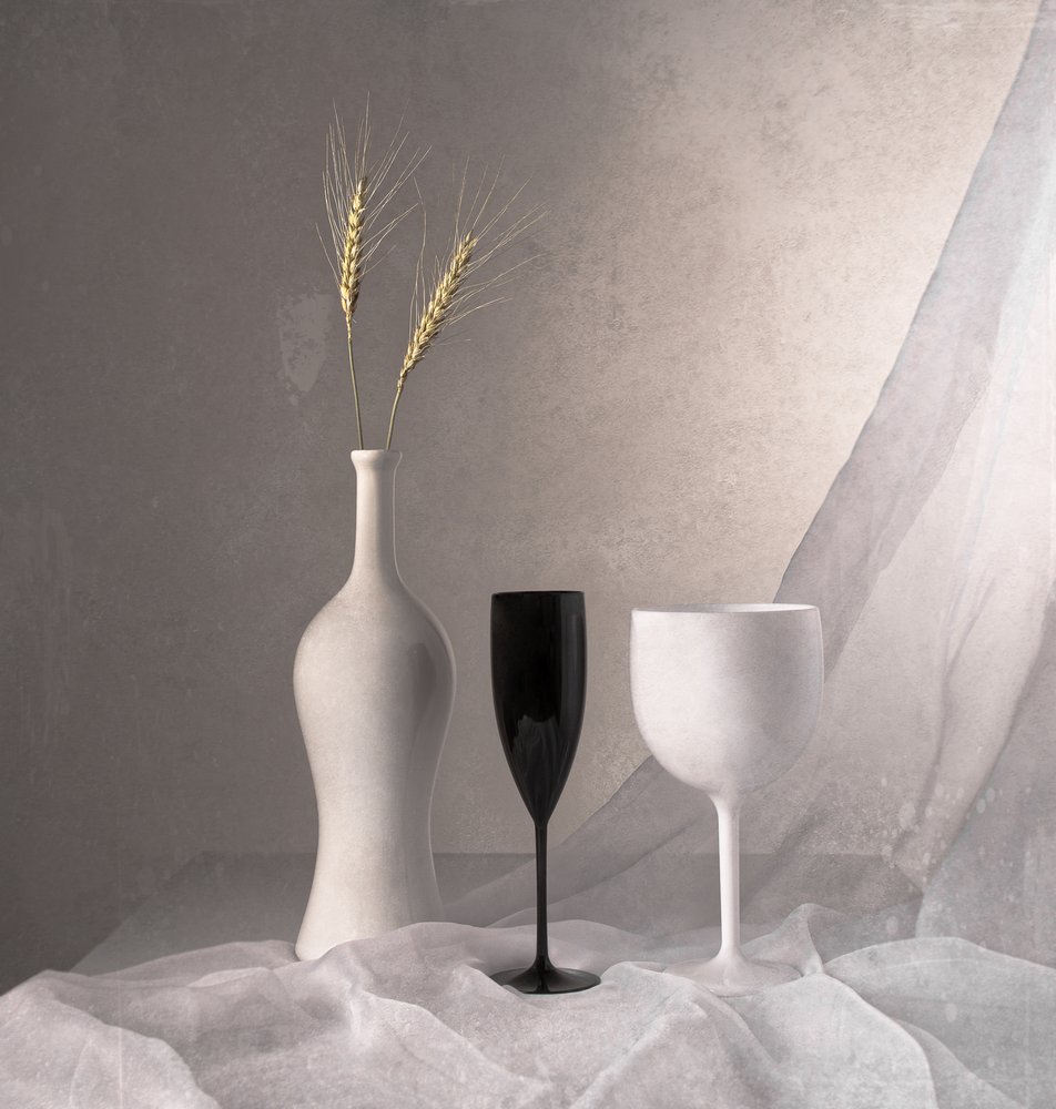 Elegant monokromt stilleben av Margareth Perfoncio
