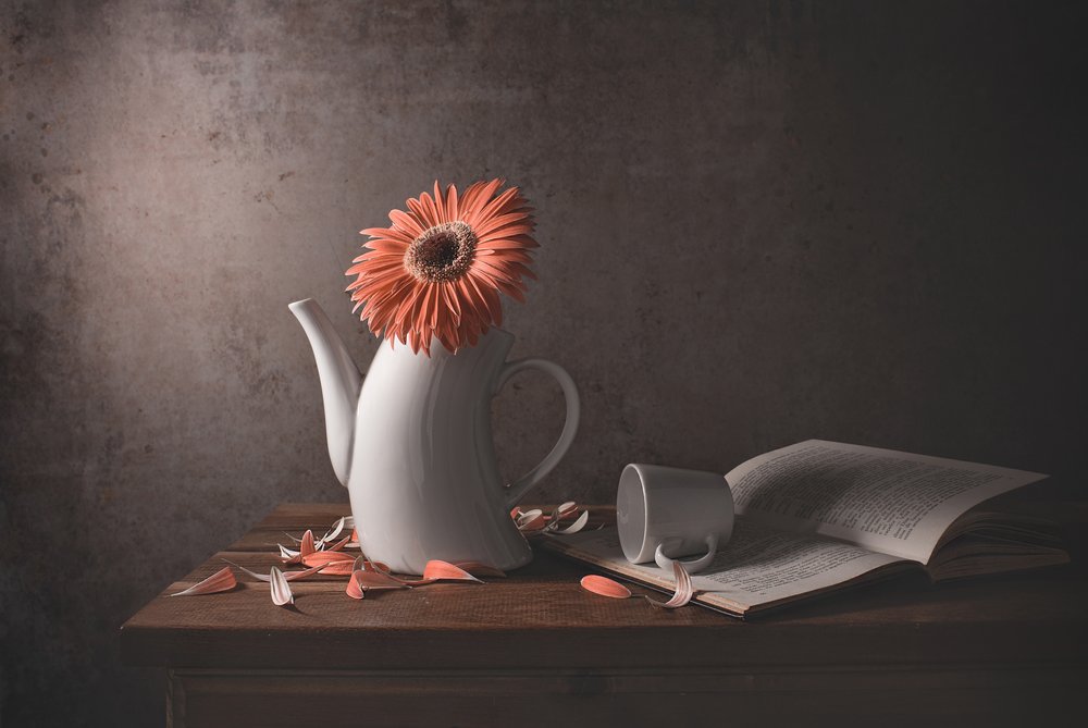 Orange Daisy – trasig tekanna av Margareth Perfoncio
