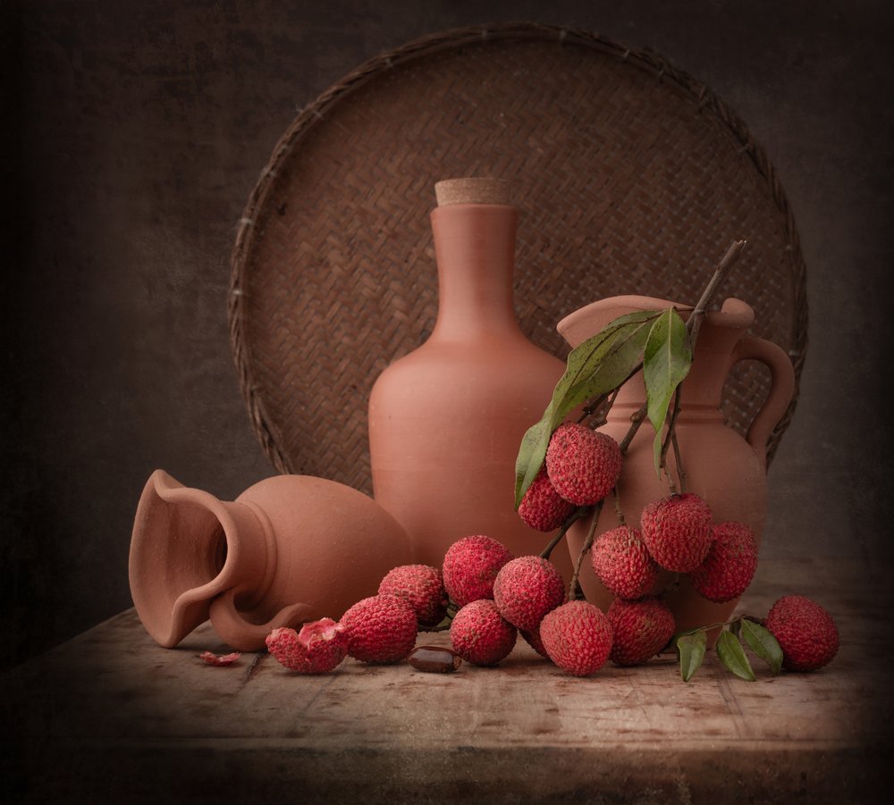 Stiliserat stilleben med litchi av Margareth Perfoncio