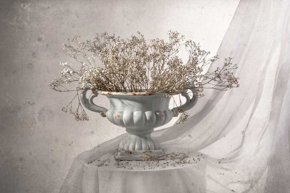 Stilleben i shabby chic-stil med blommor av Margareth Perfoncio