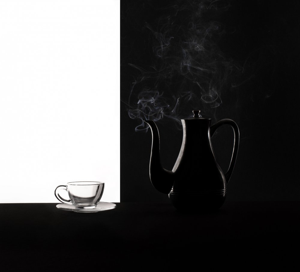 Kontrasten mellan ångande kaffe av Margareth Perfoncio