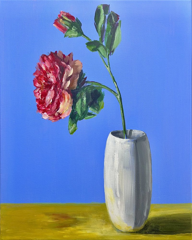 Röd blomma, blått stilleben av Marina Kozyr