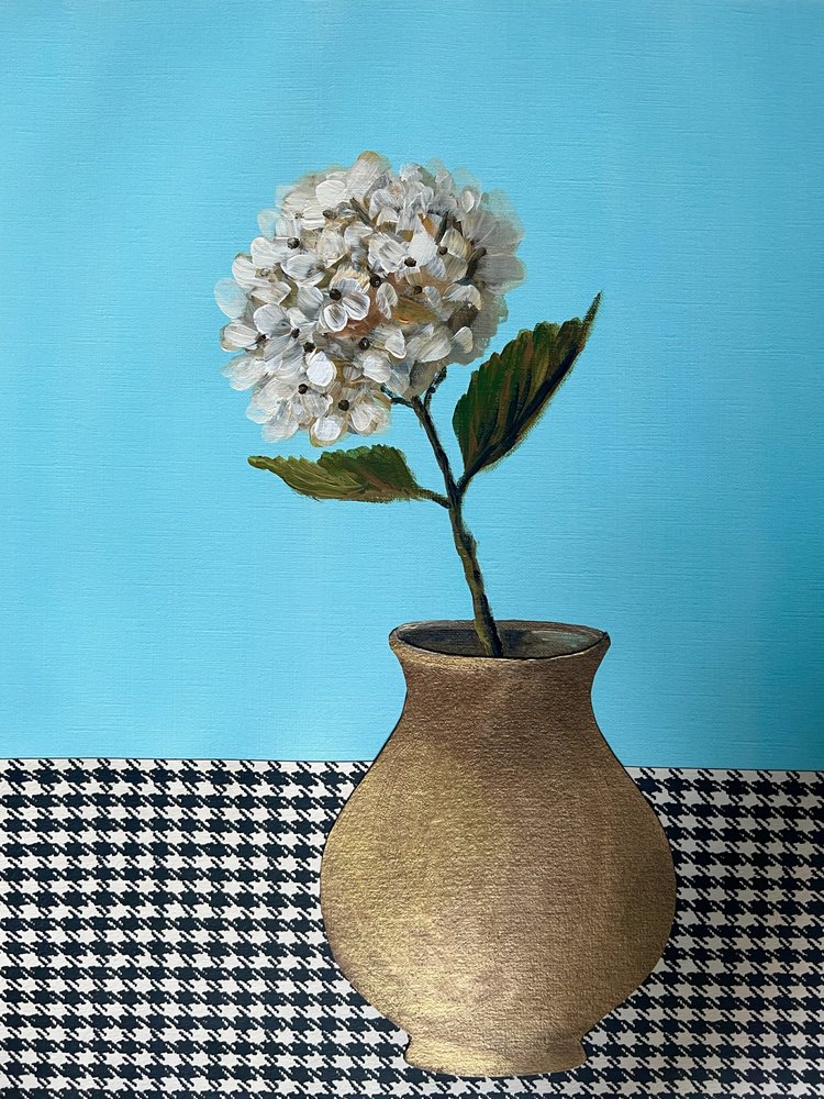 Vit vas med blommönster i guld av Marina Kozyr