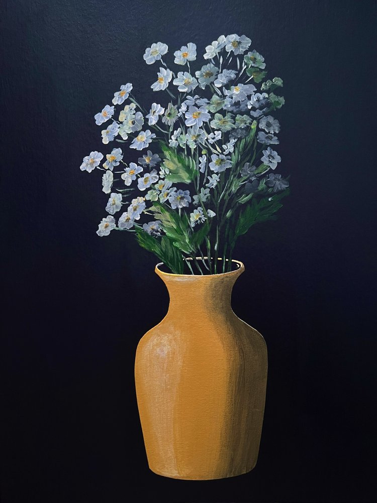 Vita blommor i en guldfärgad vas av Marina Kozyr