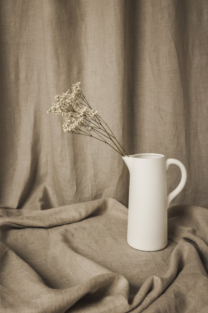 Minimalistiskt blomsterstilleben av Mayra Pama