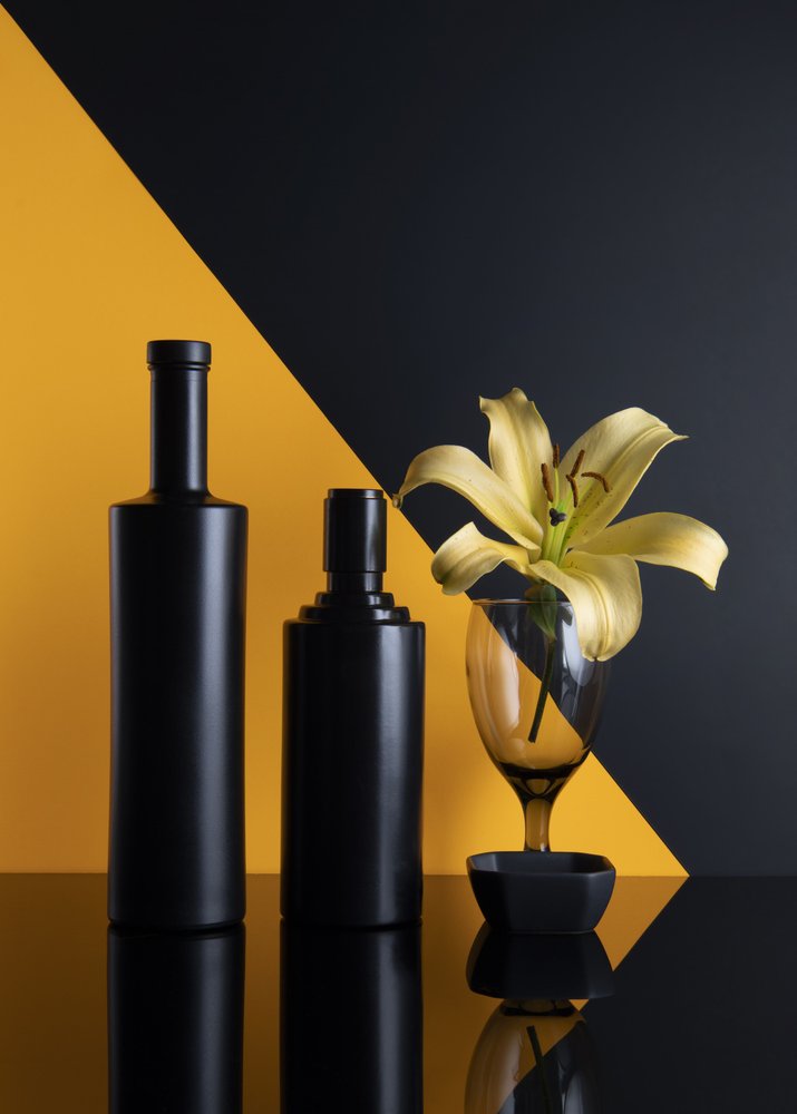 Svarta flaskor – Golden Lily av Ming Chen