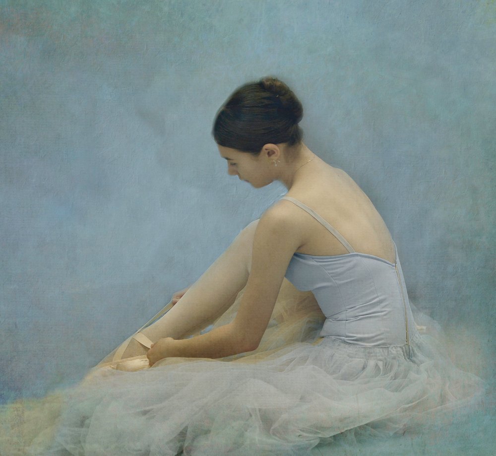 Ballerina som knyter tåspetsskor av Rachel Pansky