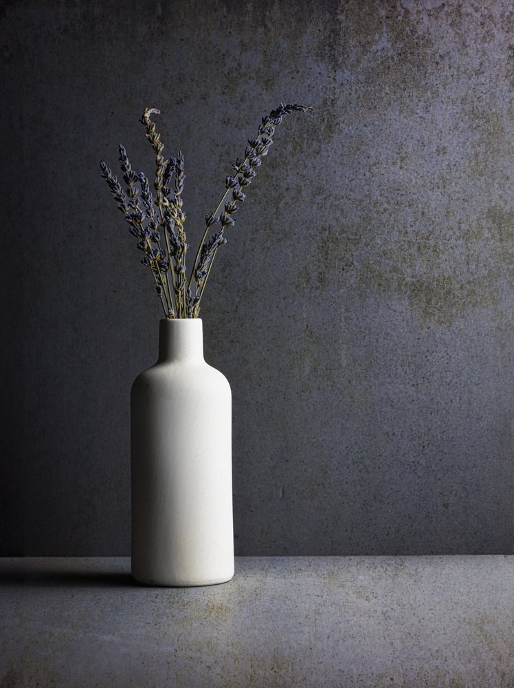 Minimalistiskt lavendelstilleben av Rob Ryan