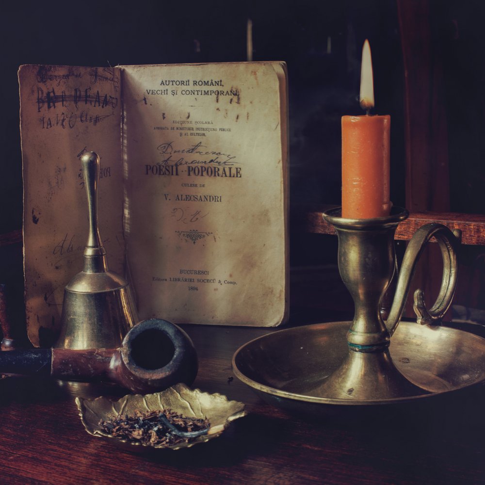 Vintagebok och ljus av Rucsandra Silvia Calin
