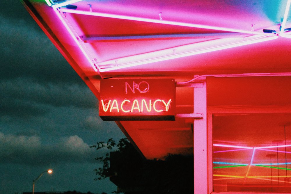 ”No Vacancy Neon Night” av Samantha Hearn