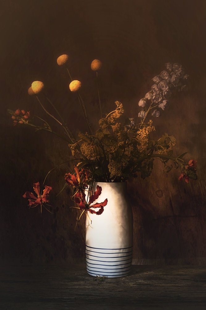 Stämningsfullt blomsterarrangemang av Saskia Dingemans