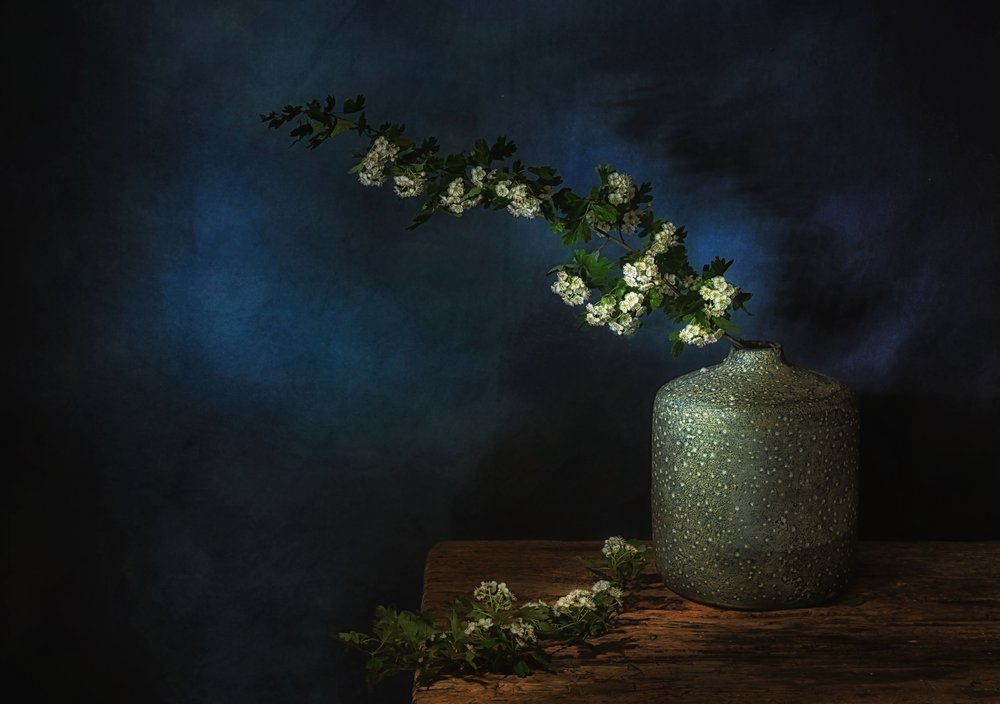 Stämningsfullt blomsterstilleben av Saskia Dingemans