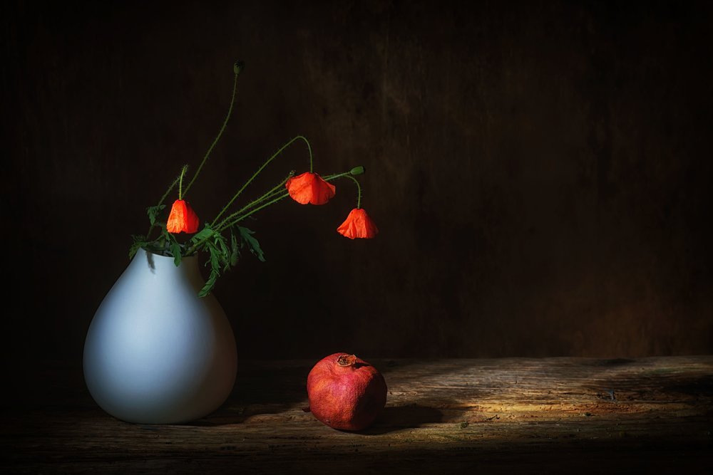 Stämningsfulla vallmo och granatäpple av Saskia Dingemans