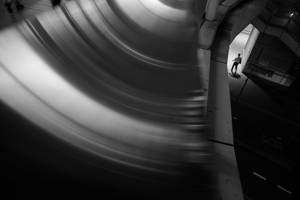 Böjd tunnelfigur av Satoshi Hata