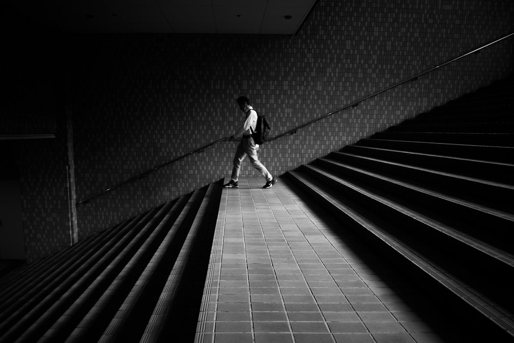 Man på en geometrisk trappa av Satoshi Hata