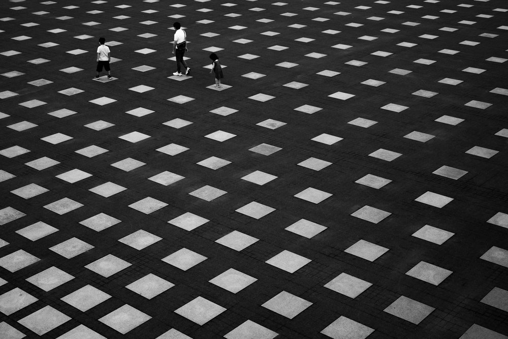 Människor på geometrisk mark av Satoshi Hata