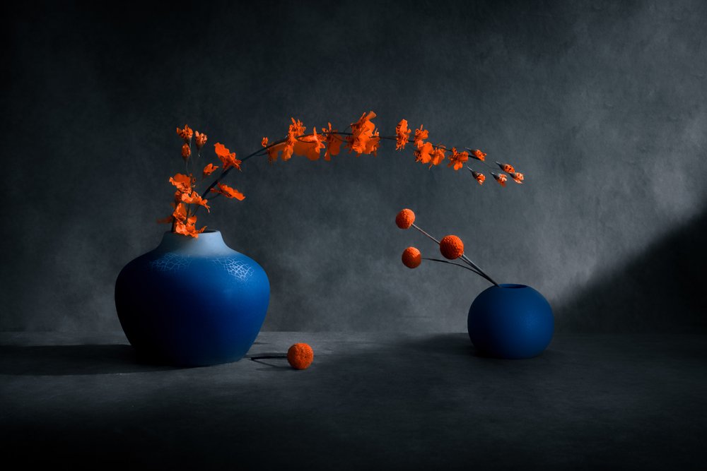 Blå vaser med orange blommor av Siyu_Wei APA