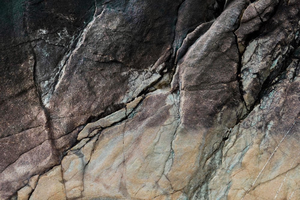 Jordnära bergformation av Studio Meikle