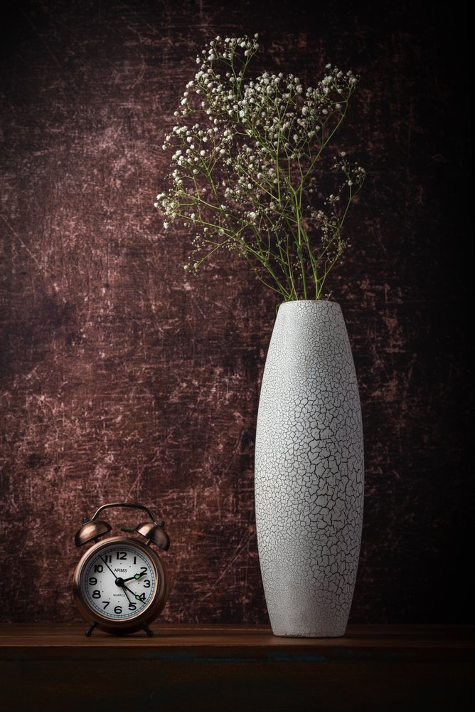 Vintageklocka och blommor av Sumit Dhuper