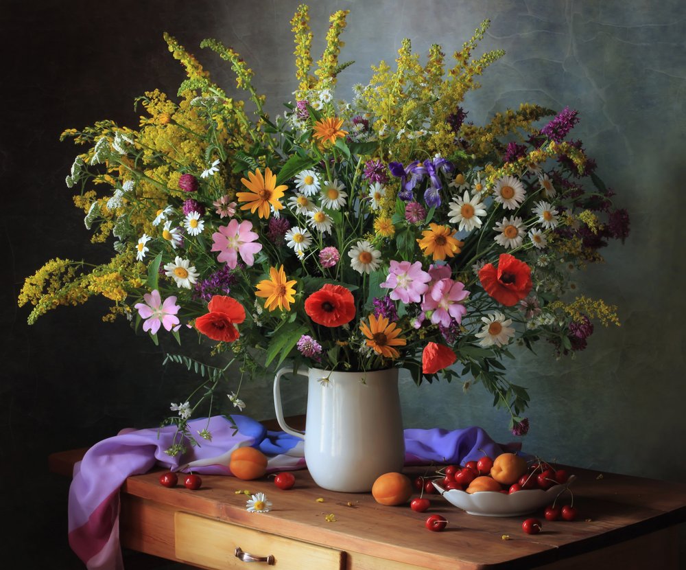 Vildblommor och sommarfrukt av Tatyana Skorokhod