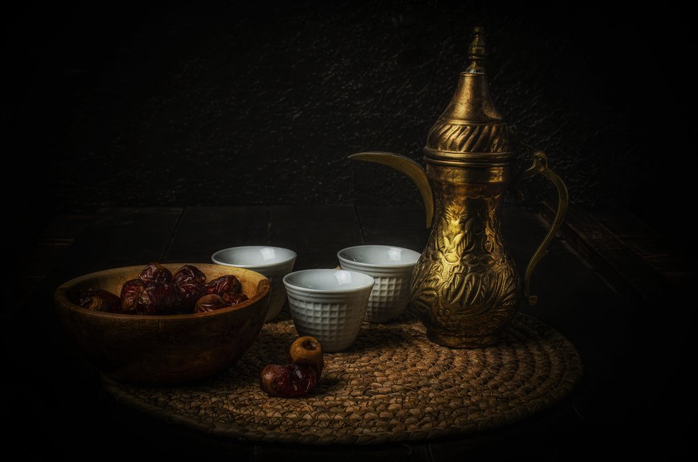 Arabiskt kaffe och dadlar av Yasmin Elsharma