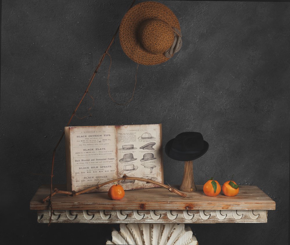Stilleben med en vintagehatt av chenyi wang