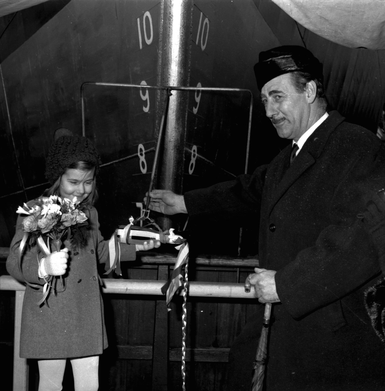 En ung sponsor förbereder sig för att sjösätta Nicola, den första SD14:an, på Southwick-varvet, Sunderland, 29 december 1967 (bw-foto) av Unbekannt Unbekannt