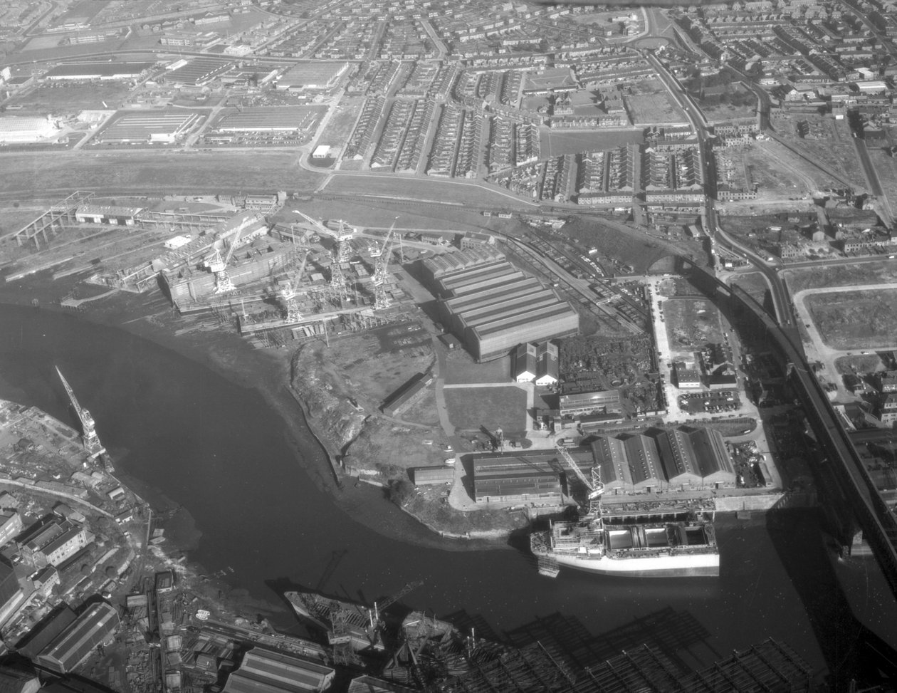 Flygvy från Southwick-varvet som visar fartyg under konstruktion inklusive Sygna och Nicola, den första SD14:an, Sunderland, 11 oktober 1967 (bw-foto) av Unbekannt Unbekannt