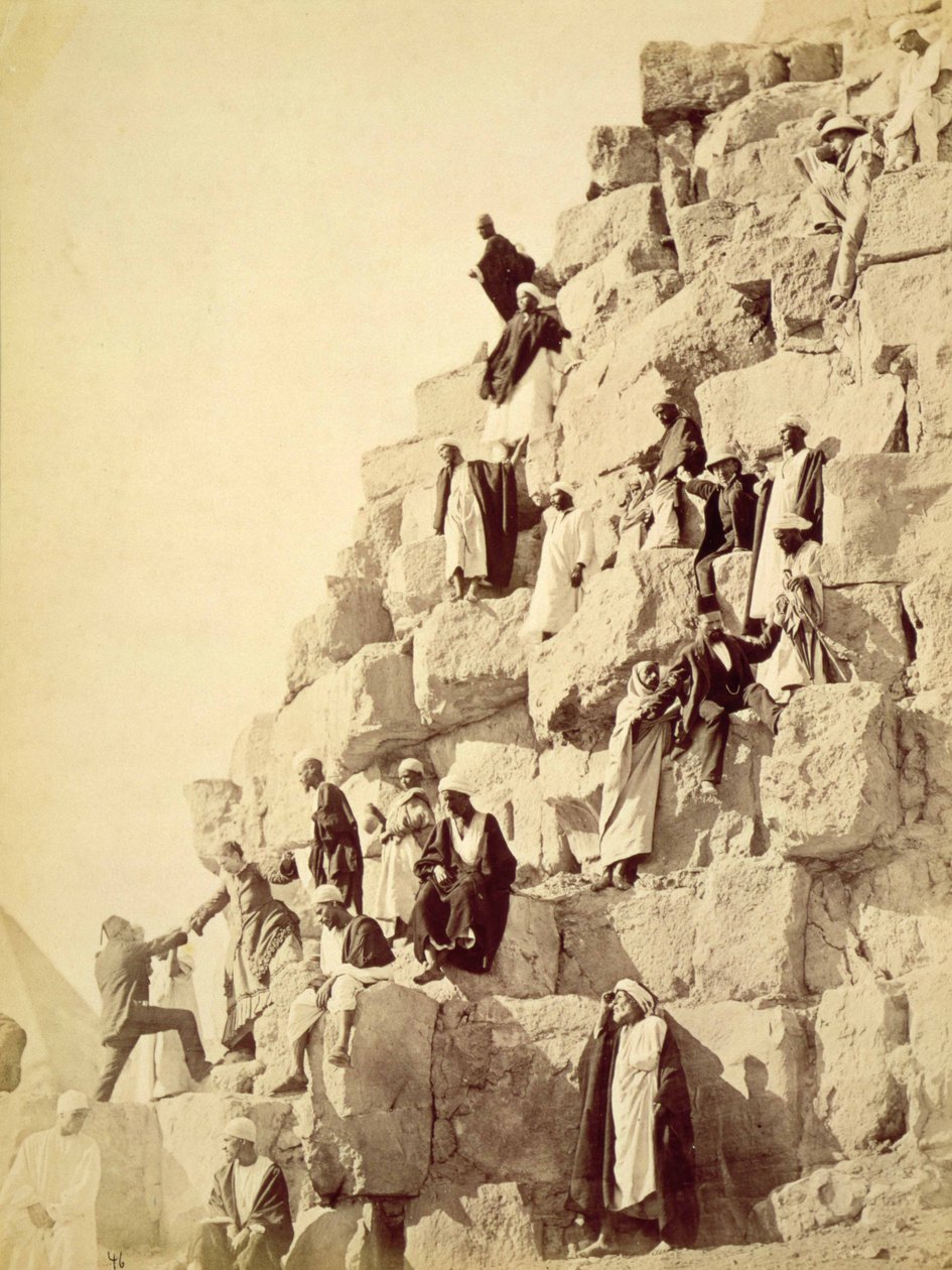 Araber som hjälper turister att bestiga pyramiderna i Giza, ca 1850 (sepiafotografi) av Unknown