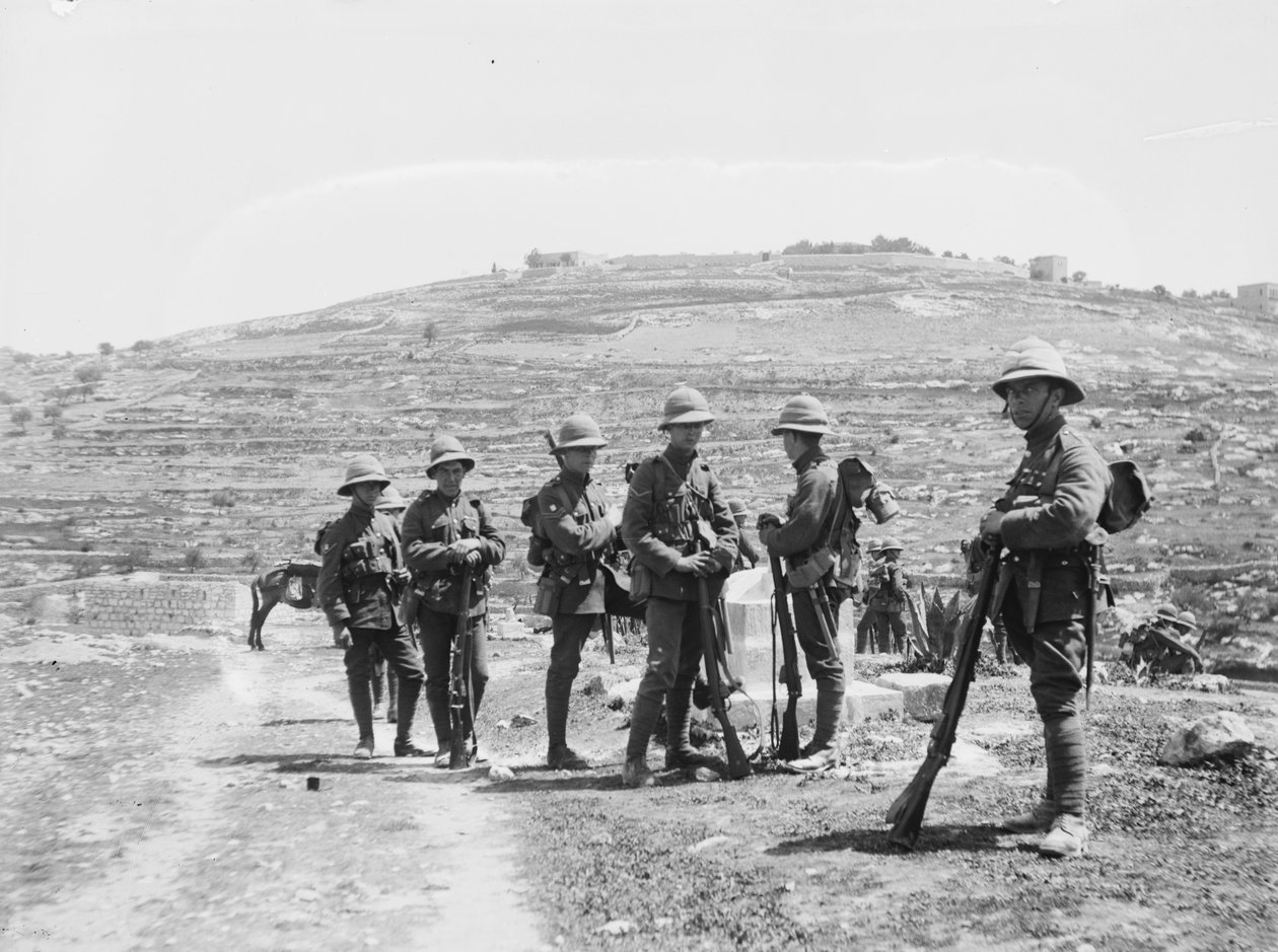 Brittiska soldater utanför Jerusalem, under antijudiskt upplopp, 1920 (bw-foto) av Unbekannt Unbekannt