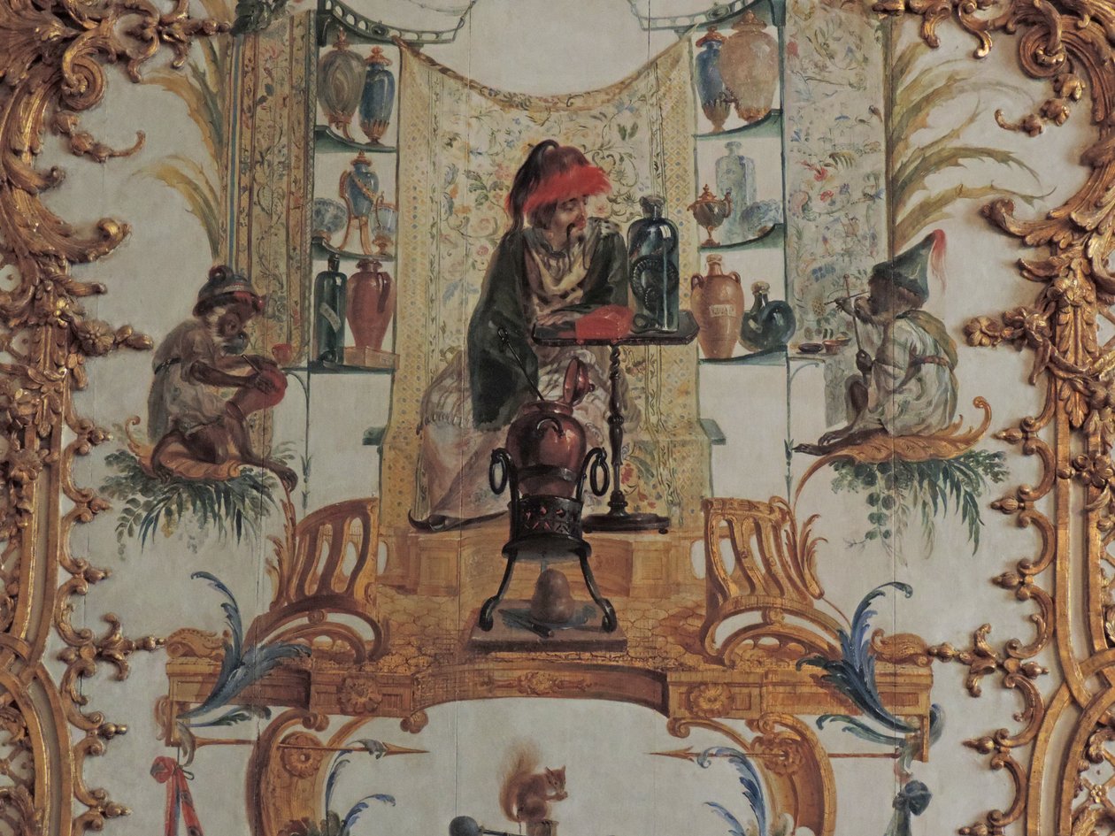 Chantilly, Chateau: En detalj av dekorationen i Grande Singerie av Christophe Huet, 1737 av Unknown