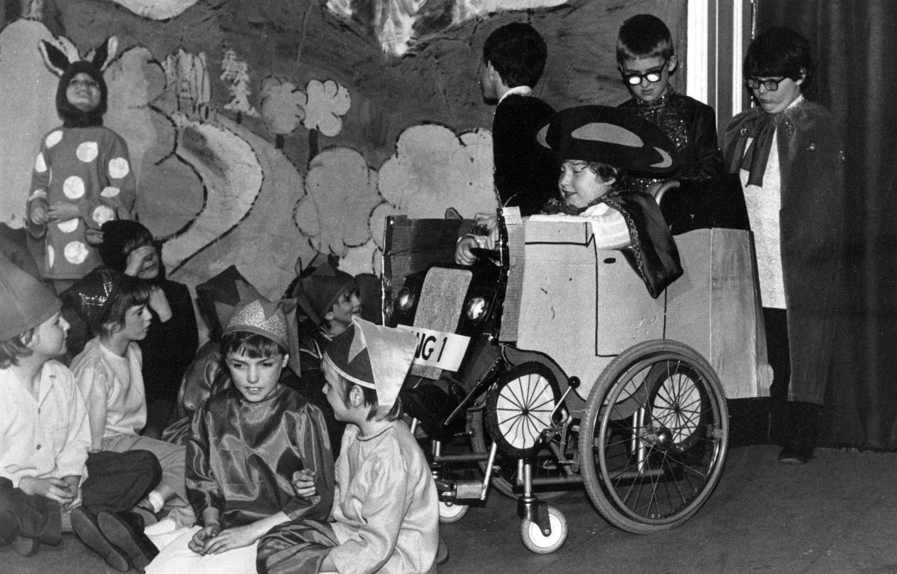 Barn som uppträder i en skolpjäs på Royal Victoria School for the Blind, möjligen en Nativity-föreställning, Newcastle upon Tyne, Storbritannien, 1982 (bw photo) av Unbekannt Unbekannt