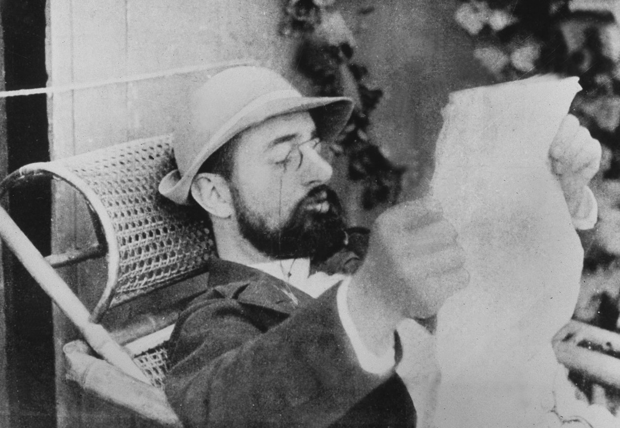 Franske målaren Henri De Toulouse-Lautrec (1864-1901) läspapper, foto av Alfred Natanson C. 1895 av Unknown