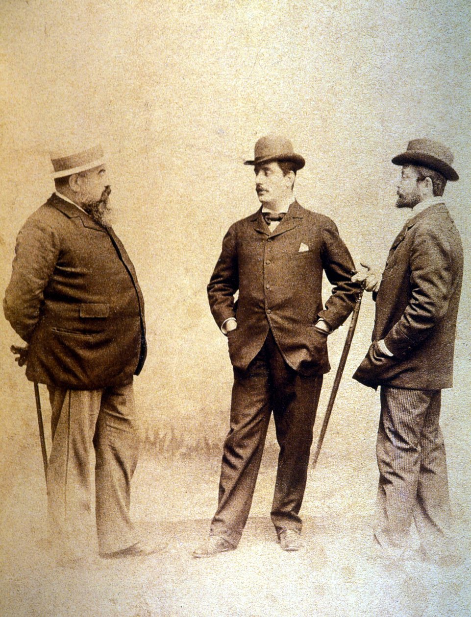 Giacomo Puccini (1858-1924), i mitten, med sina librettister, Giuseppe Giacosa (vänster) och Luigi Ilica (höger). av Unknown
