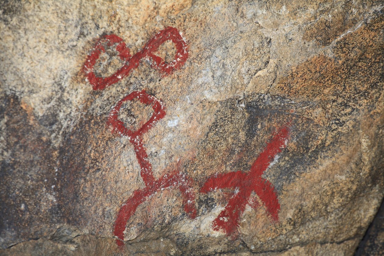 Indiska hällristningar i Nordamerika. Målning tillagd på 50-talet för inspelningen av en western. Park National Joshua Tree, Kalifornien, USA. Nordamerikansk indisk kultur av Unknown