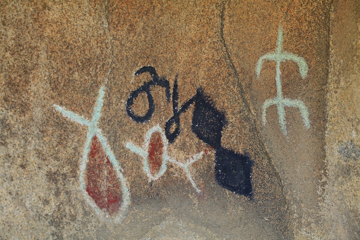 Indiska hällristningar i Nordamerika. Målning tillagd på 50-talet för inspelningen av en western. Park National Joshua Tree, Kalifornien, USA. Nordamerikansk indisk kultur av Unknown