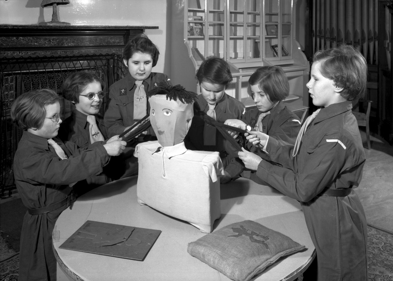 Medlemmar av Royal Victoria School for the Blind Brownie-pack som arbetar tillsammans, Newcastle upon Tyne, Storbritannien, januari 1962 (bw-foto) av Unbekannt Unbekannt