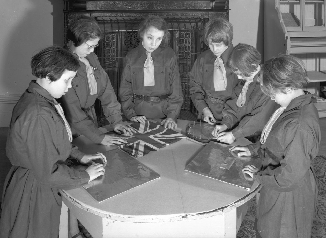 Medlemmar av Royal Victoria School for the Blind Brownie-paketet som deltar i hantverksaktiviteter, Newcastle upon Tyne, Storbritannien, januari 1962 (bw foto) av Unbekannt Unbekannt
