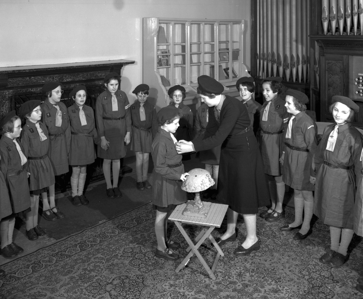 Presentation för en medlem av Brownie-paketet på Royal Victoria School for the Blind, Newcastle upon Tyne, Storbritannien, januari 1962 (bw-foto) av Unbekannt Unbekannt