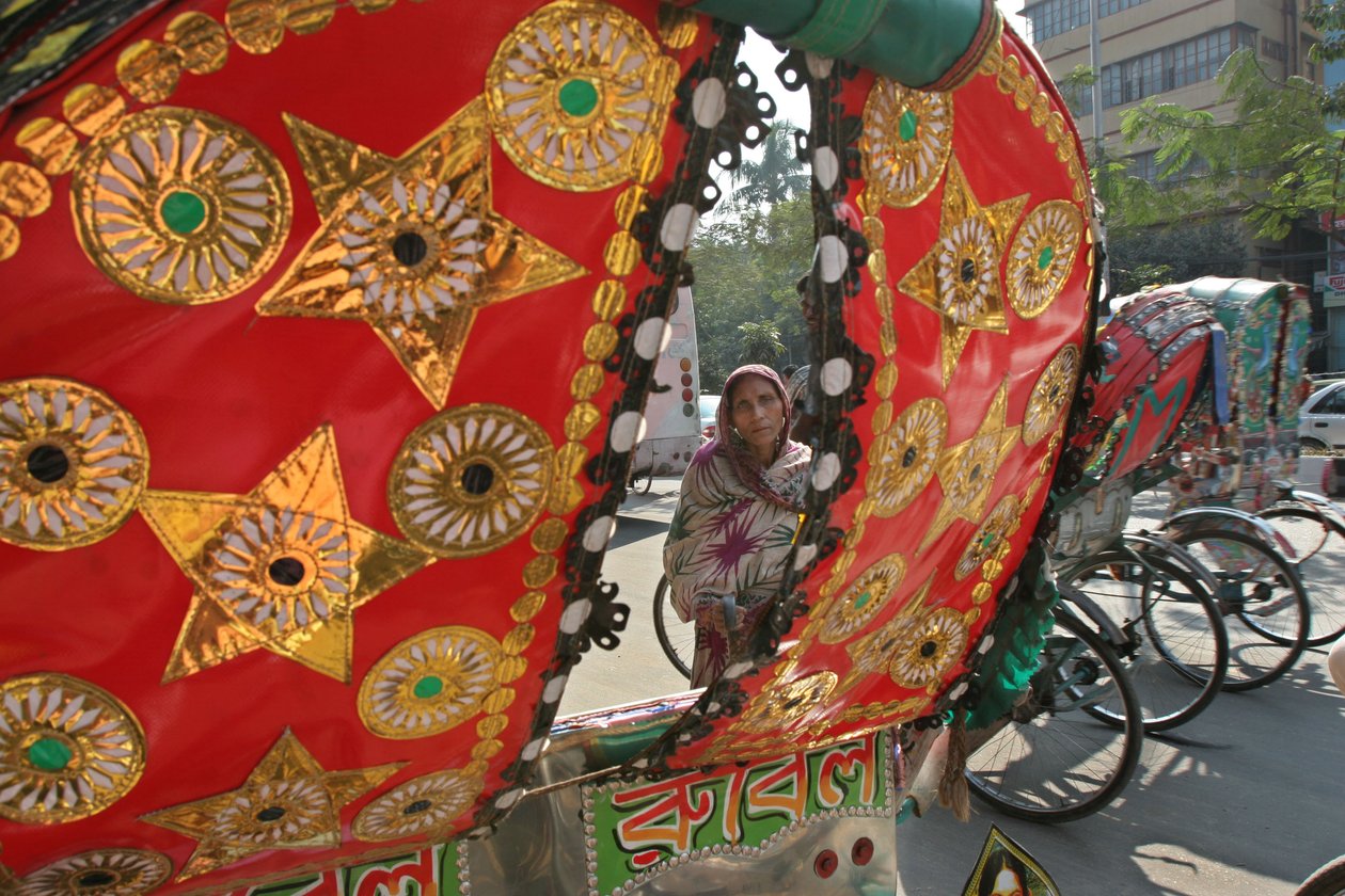 Rickshaws är ett vanligt transportmedel i Bangladesh. Rickshaw dekoration är en populär och unik form av konst. Vanligtvis väljs bilderna av tillverkaren. Bilder från filmer eller religiösa a av Unknown