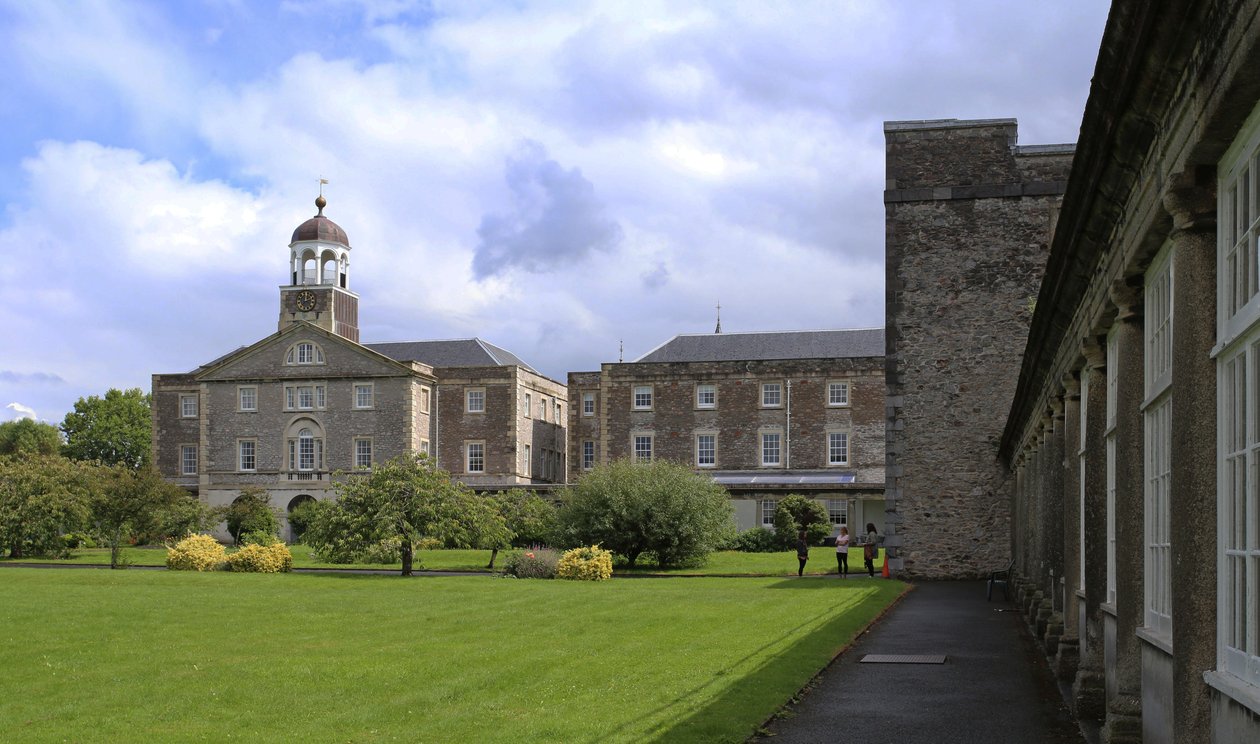 Utsikt längs granitpelargången till Trafalgar-kvarteret i det tidigare Royal Naval Hospital, Plymouth av Unbekannt Unbekannt